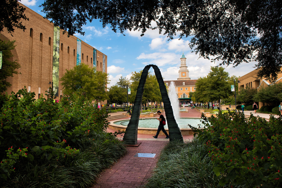 UNT library mall image