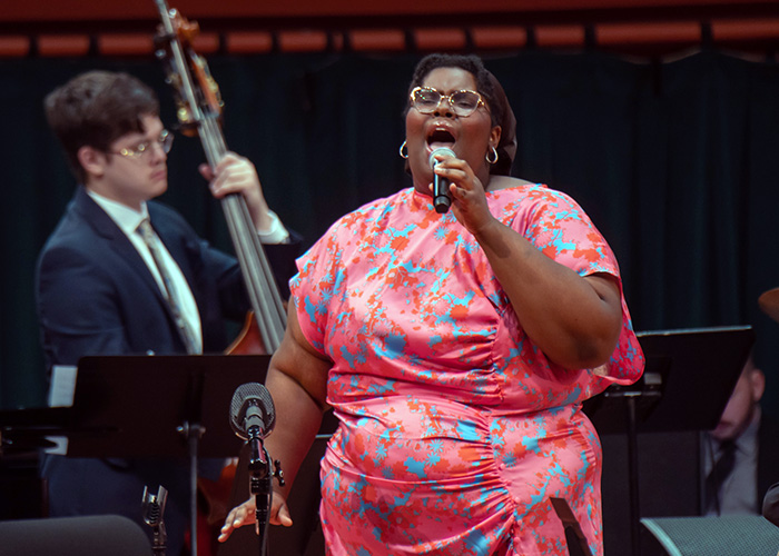 Katelyn Robinson singing with a bassist in the background