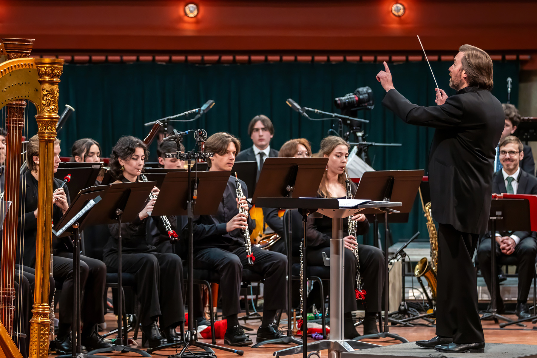Andrew Trachsel conducting the Wind Orchestra during Sounds of the Holidays 2024